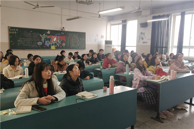 03同学们认真倾听.jpg